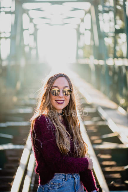 Menina em óculos de sol na ponte . — Fotografia de Stock