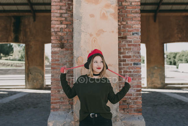 Девушка в вязаной шляпе смотрит в сторону — стоковое фото