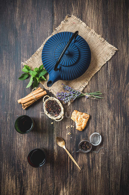 Arabic tea in traditional glasses — Stock Photo