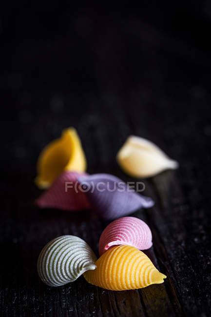 Цветные сырые макароны — стоковое фото