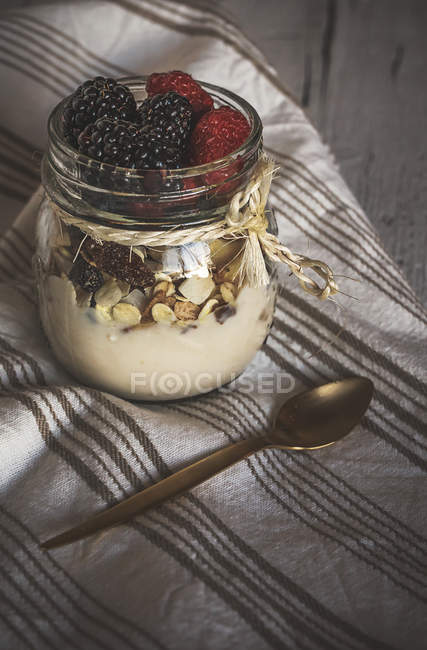 Jar of oatmeal with yogurt — Stock Photo