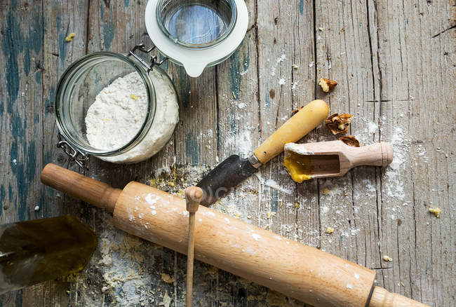 Draufsicht auf ländliche Holztische mit Backutensilien — Stockfoto