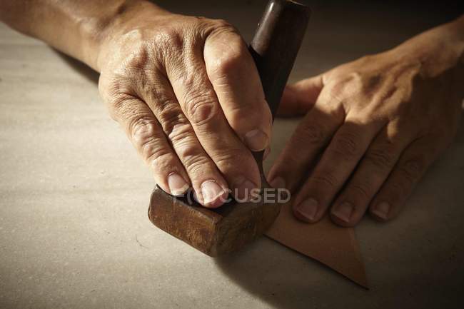 Artisanat travaillant avec du cuir et des outils — Photo de stock