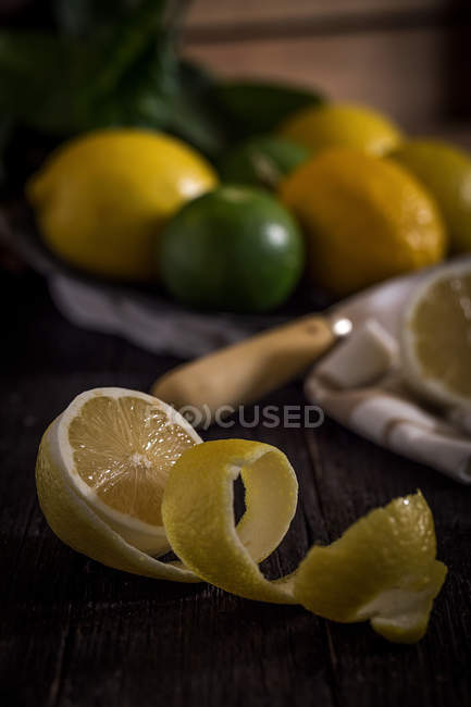 Limão descascado com citrinos — Fotografia de Stock