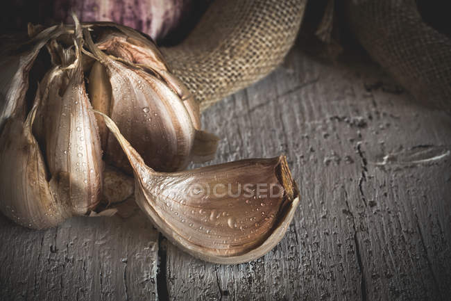 Close up view of garlic coves on rural table — Stock Photo