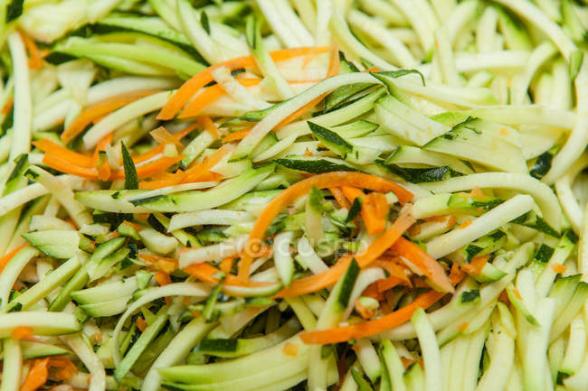 Primer plano de verduras frescas a rayas en un montón - foto de stock