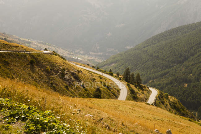Извилистая дорога в горах — стоковое фото