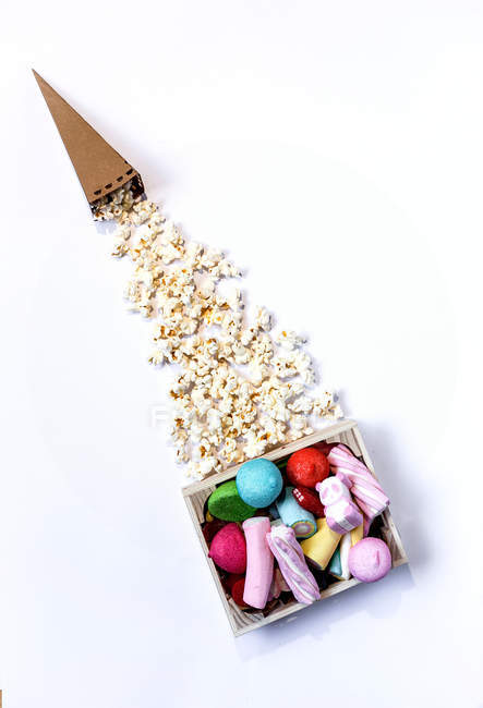 Caramelle in scatola e percorso popcorn — Foto stock