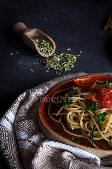 Espaguetis con tomates y queso - foto de stock