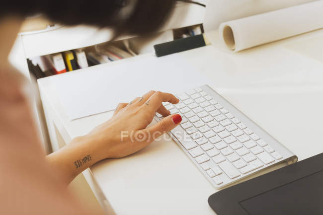 Weibliche Handeingabe auf der Tastatur. — Stockfoto