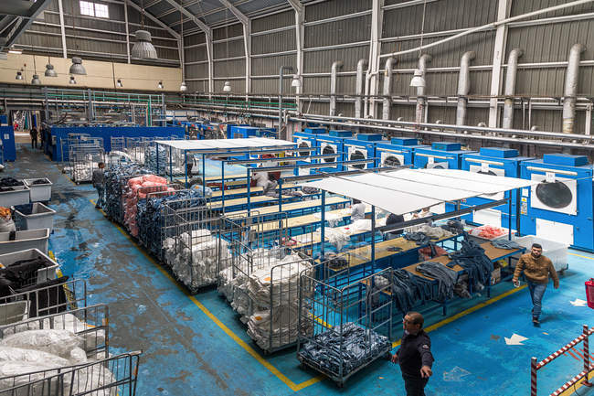 TANGIER, MOROCCO- Abril 18,2016: Máquinas de lavar roupa industriais e trabalhadores que trabalham — Fotografia de Stock