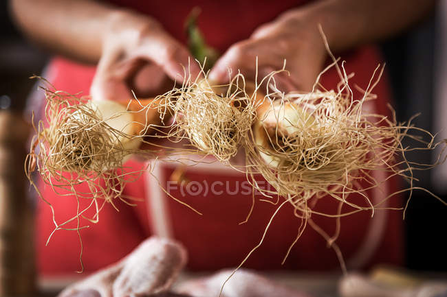 Nahaufnahme weiblicher Hände mit frischen Zwiebeln zur Zubereitung von Hühnchen — Stockfoto