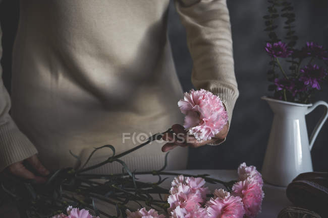 Seção média do florista feminino selecionando flowe para buquê — Fotografia de Stock