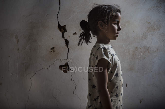Arabo ragazza in piedi contro vecchio muro — Foto stock