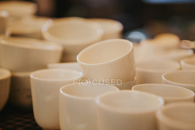 Vista de cerca de la pila de tazas de espresso - foto de stock