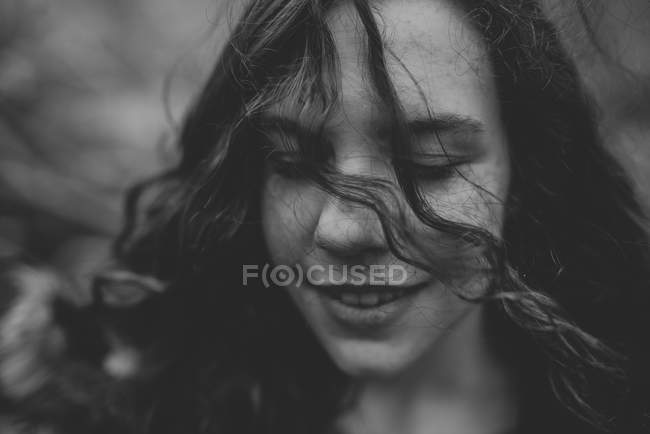 Portrait of smiling girl with closed eyes at nature — Stock Photo
