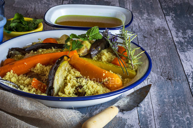 Vue rapprochée du Couscous marocain traditionnel aux légumes dans une assiette — Photo de stock