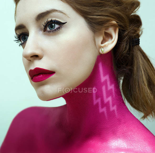 Estúdio retrato de mulher com corpo colorido em rosa e flash sinais — Fotografia de Stock