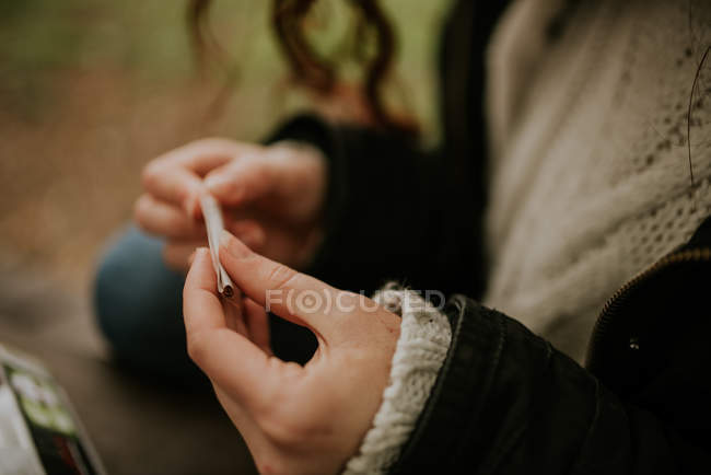 Coltiva le mani femminili arrotolando sigarette — Foto stock