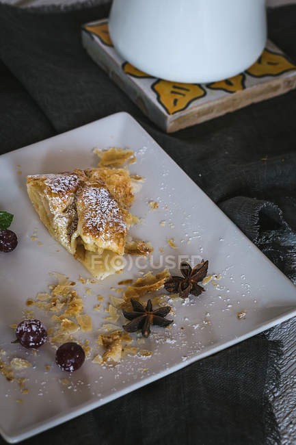 Assiette avec restes de tarte aux pommes — Photo de stock