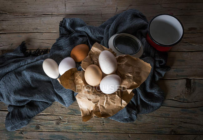Naturaleza muerta de los huevos de gallina en la mesa rural - foto de stock