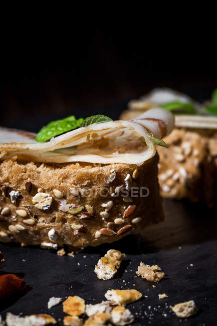 Бутерброди з солом'яним беконом і листя м'яти на шифері — стокове фото
