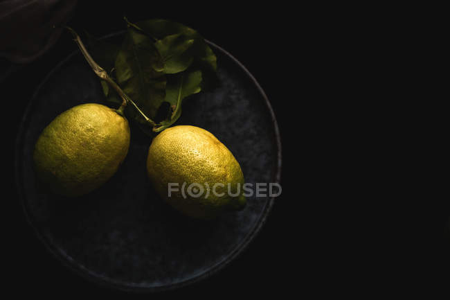 Vista de limones en plato - foto de stock