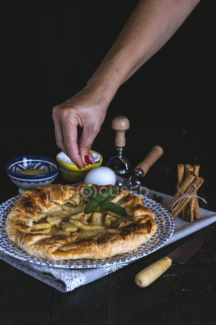 Готувати прикрашати яблучний пиріг Кориця — стокове фото