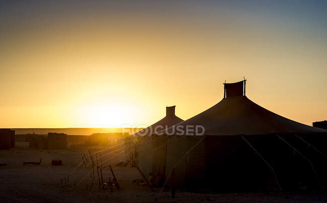 Tente sous les rayons du coucher du soleil — Photo de stock