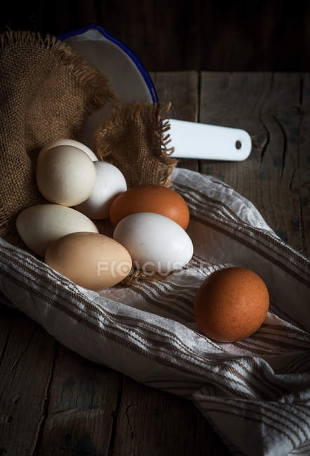 Vista ravvicinata di uova su asciugamano su tavolo di legno — Foto stock