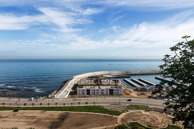 Вид з повітря на прибережну дорогу і морський пейзаж у сонячний день — стокове фото