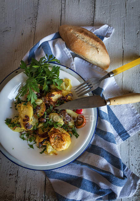 Direkt über Blick auf ländliche Bratkartoffeln auf rustikalem Tisch — Stockfoto