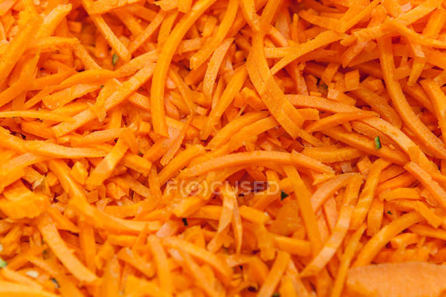 Zanahoria fresca a rayas con especias en un montón - foto de stock