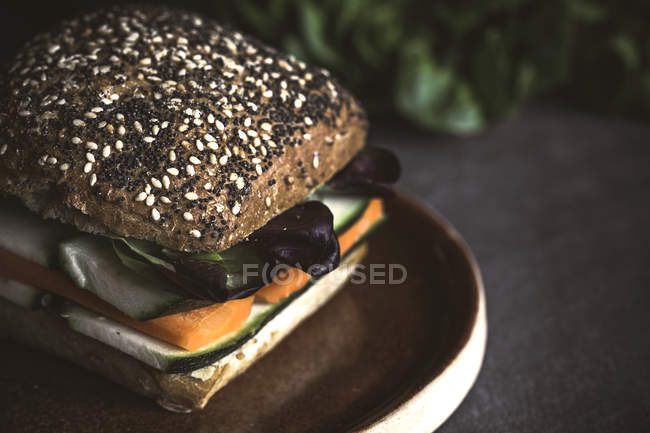 Veganer Burger mit frischem Gemüse auf rustikalem Hintergrund — Stockfoto