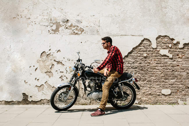 Молодий чоловік на мотоциклі — стокове фото