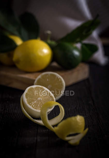 Geschälte Zitrone mit Zitrusfrüchten — Stockfoto
