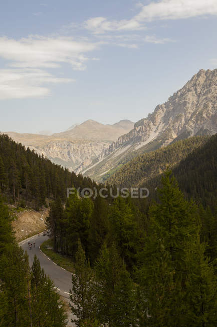 Strada tortuosa in montagna — Foto stock
