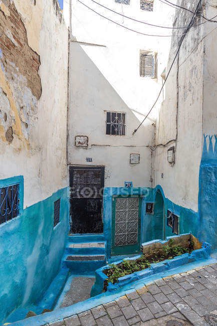 Exterior view of shabby building inner yard — Stock Photo