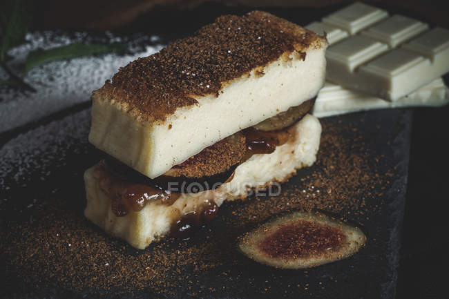 Torta di formaggio con fichi e marmellata di fragole — Foto stock