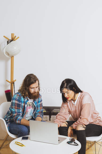 Hombre y mujer usando portátil - foto de stock