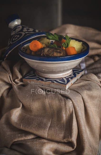 Ciotola con piatto tradizionale marocchino — Foto stock
