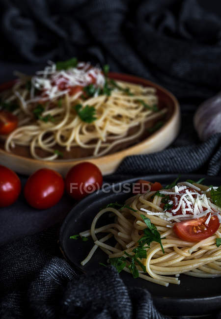 Spaghettis aux tomates et au fromage — Photo de stock