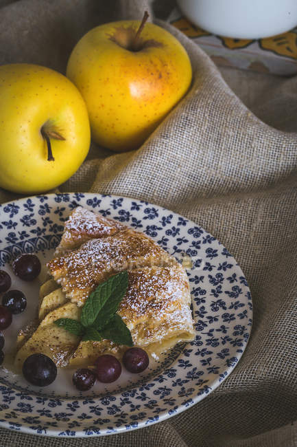 Тарілка з яблучним пирогом — стокове фото