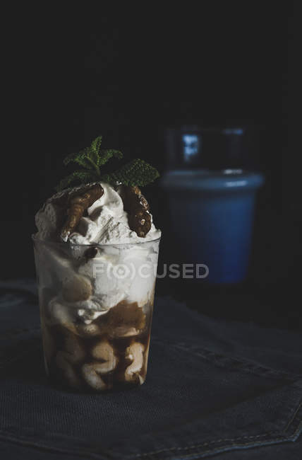 Vaso de helado decorado con nueces - foto de stock