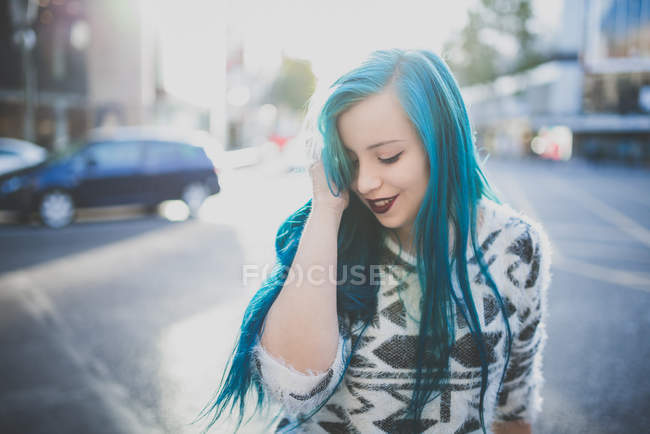 Молода дівчина з блакитним волоссям . — стокове фото