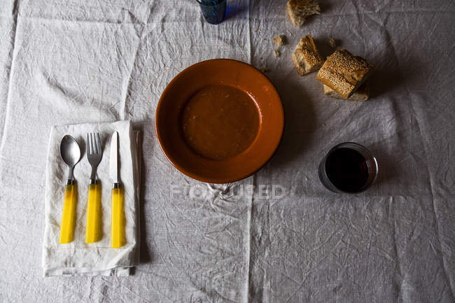 Natureza morta da mesa servida com prato, pão e copo de suco — Fotografia de Stock