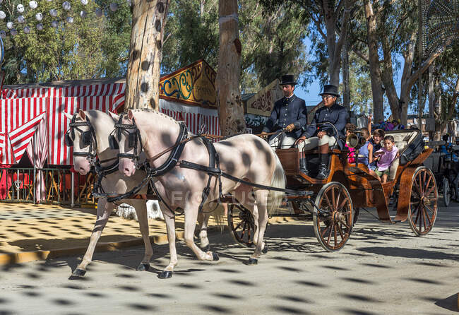 Feria de Utrera en Sevilla, decoración típica y caballos en Andalucía - foto de stock