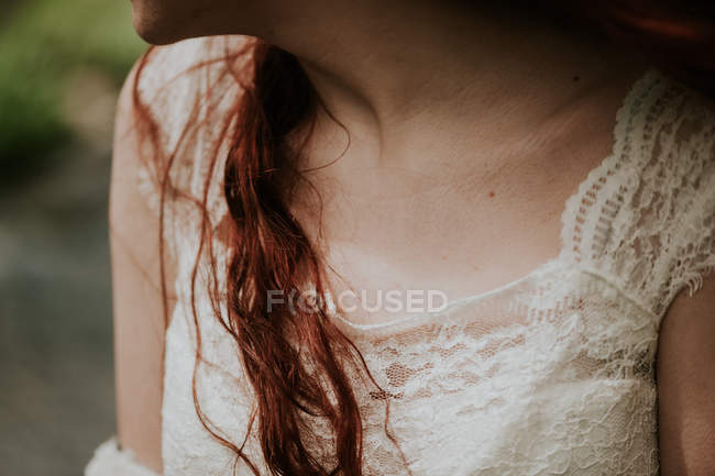 Средняя часть рыжей девушки в белом платье — стоковое фото