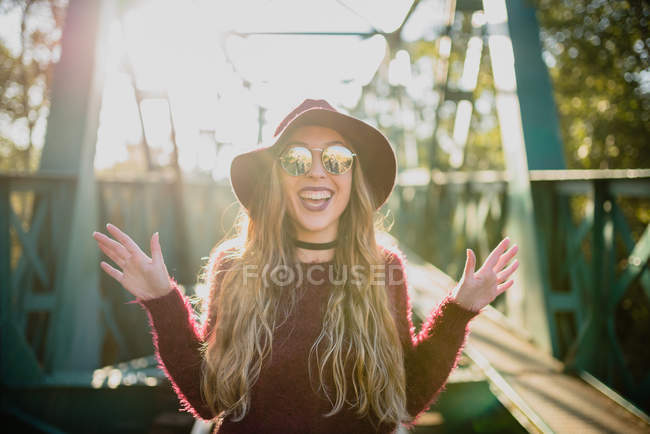 Chica en gafas de sol en el puente
. - foto de stock