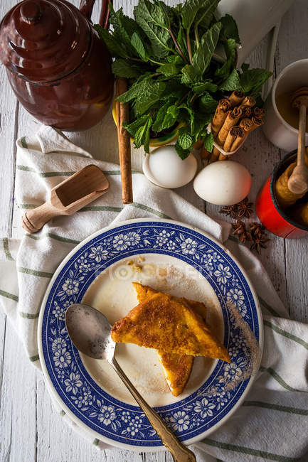 Vista superior de plato de cerámica adornado con tostadas dulces en la mesa con ingredientes - foto de stock